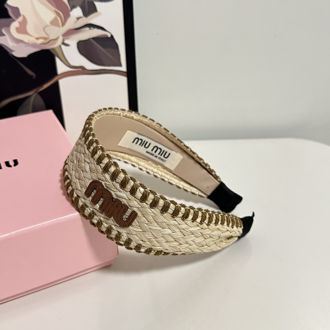  配专柜包装
MiuMiu（缪缪）最新发箍
小仙女快入手
特殊材质 不嘞头
可盐可甜～