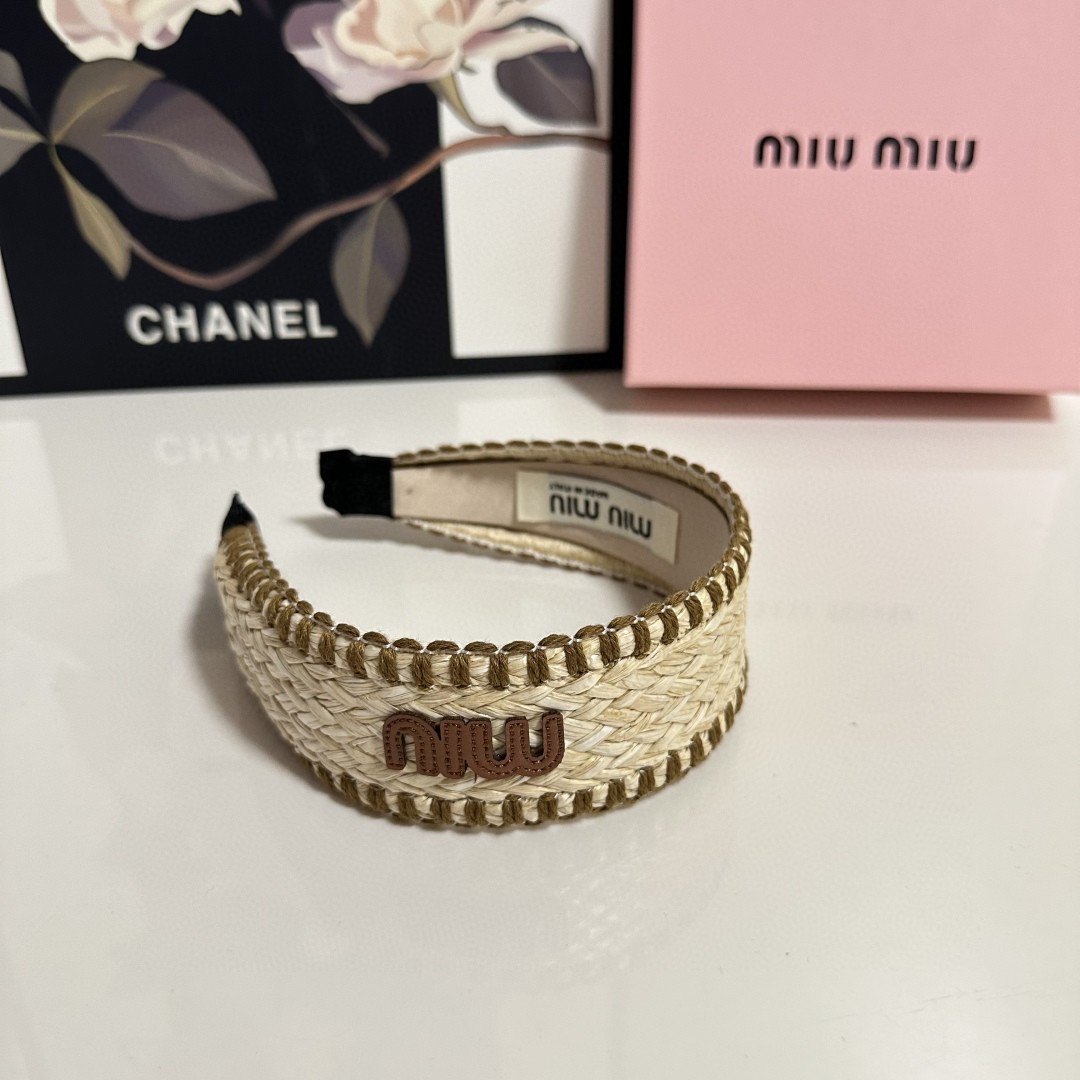  配专柜包装
MiuMiu（缪缪）最新发箍
小仙女快入手
特殊材质 不嘞头
可盐可甜～
