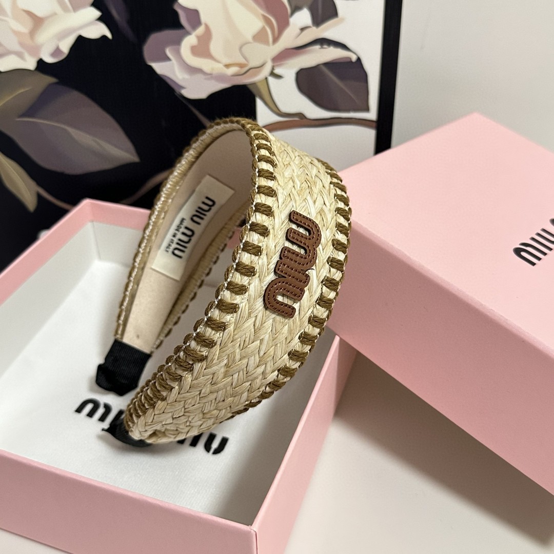  配专柜包装
MiuMiu（缪缪）最新发箍
小仙女快入手
特殊材质 不嘞头
可盐可甜～