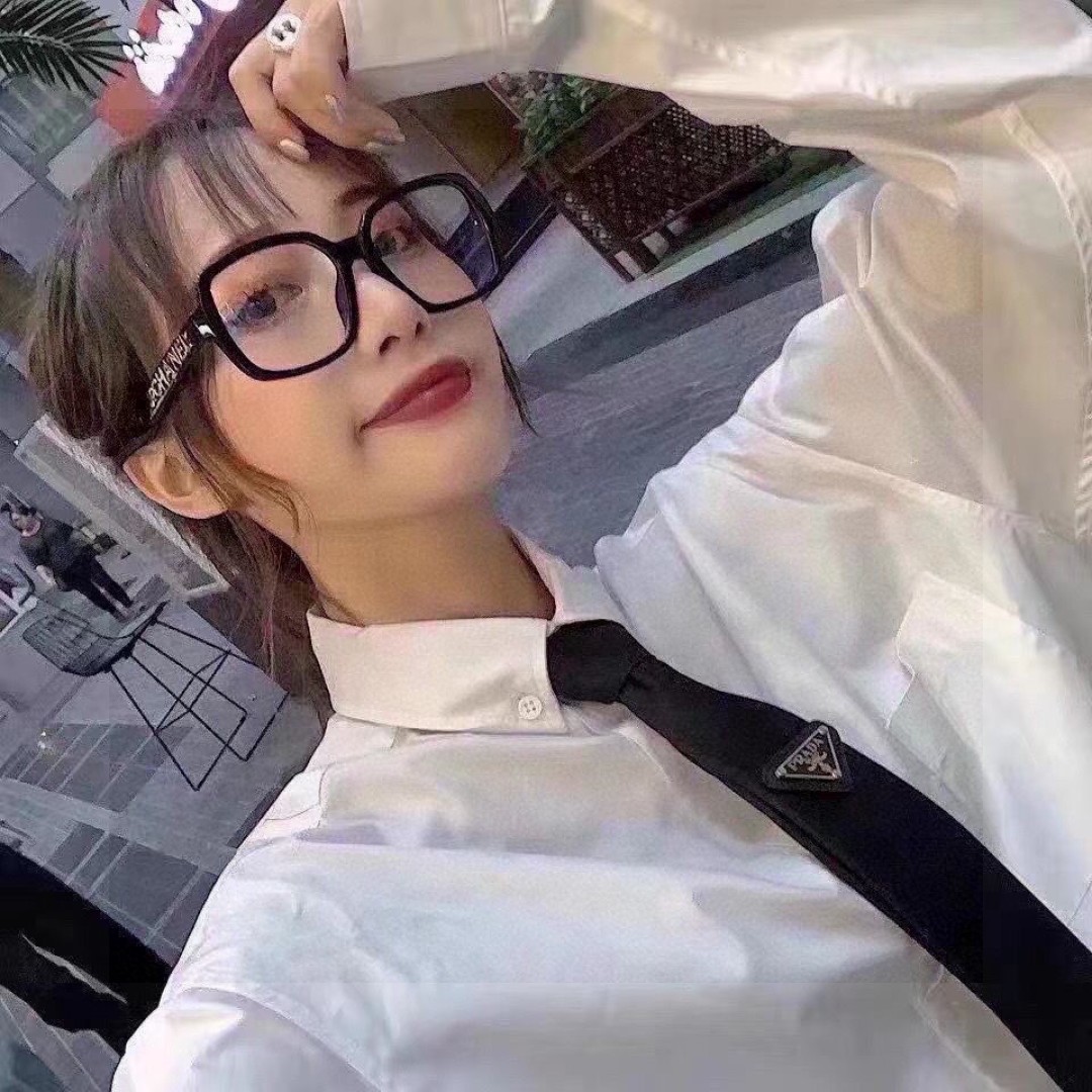  配包装
PRADA（普拉达）爆款百搭P家领带 
时髦精  人手必备的一条搭配神器