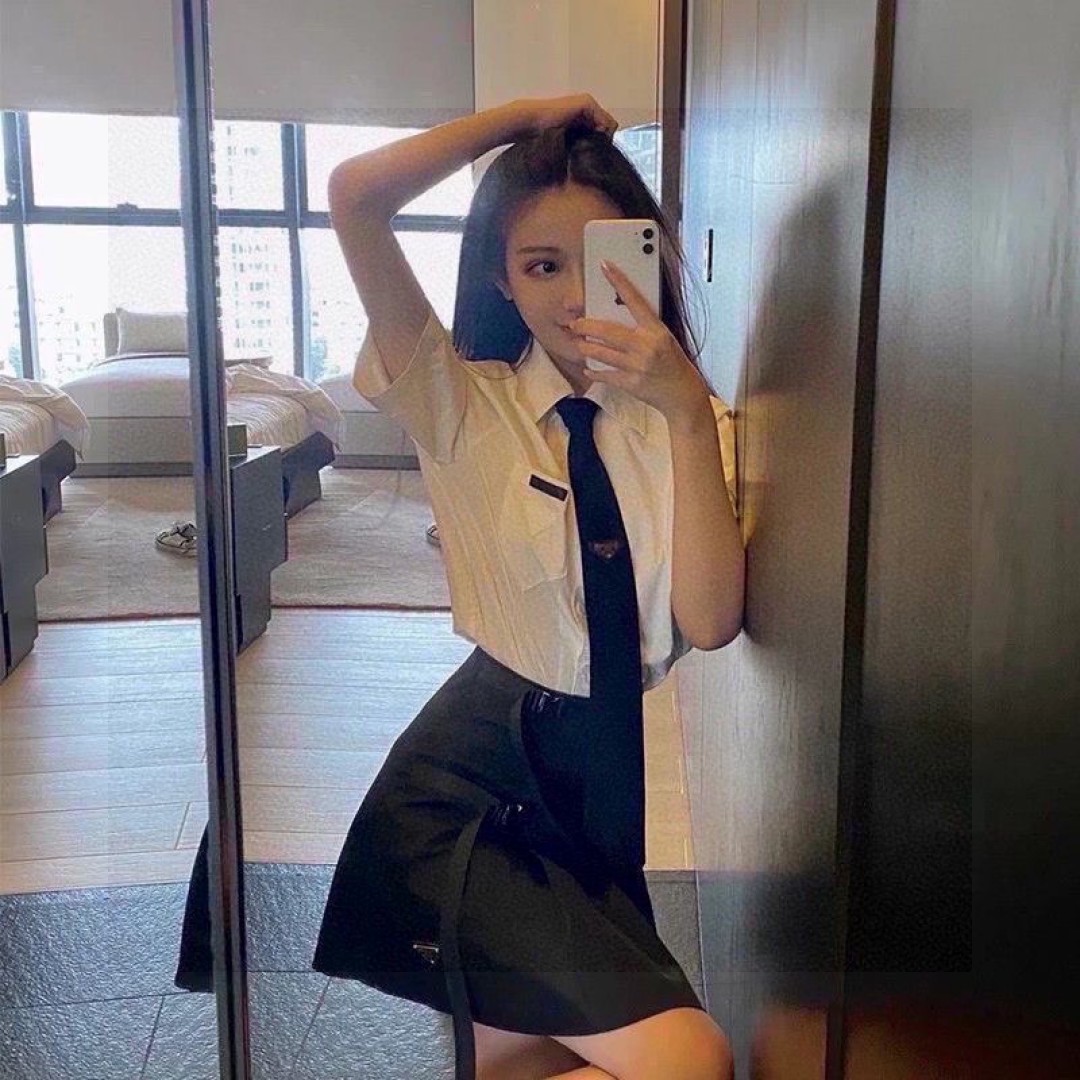  配包装
PRADA（普拉达）爆款百搭P家领带 
时髦精  人手必备的一条搭配神器
