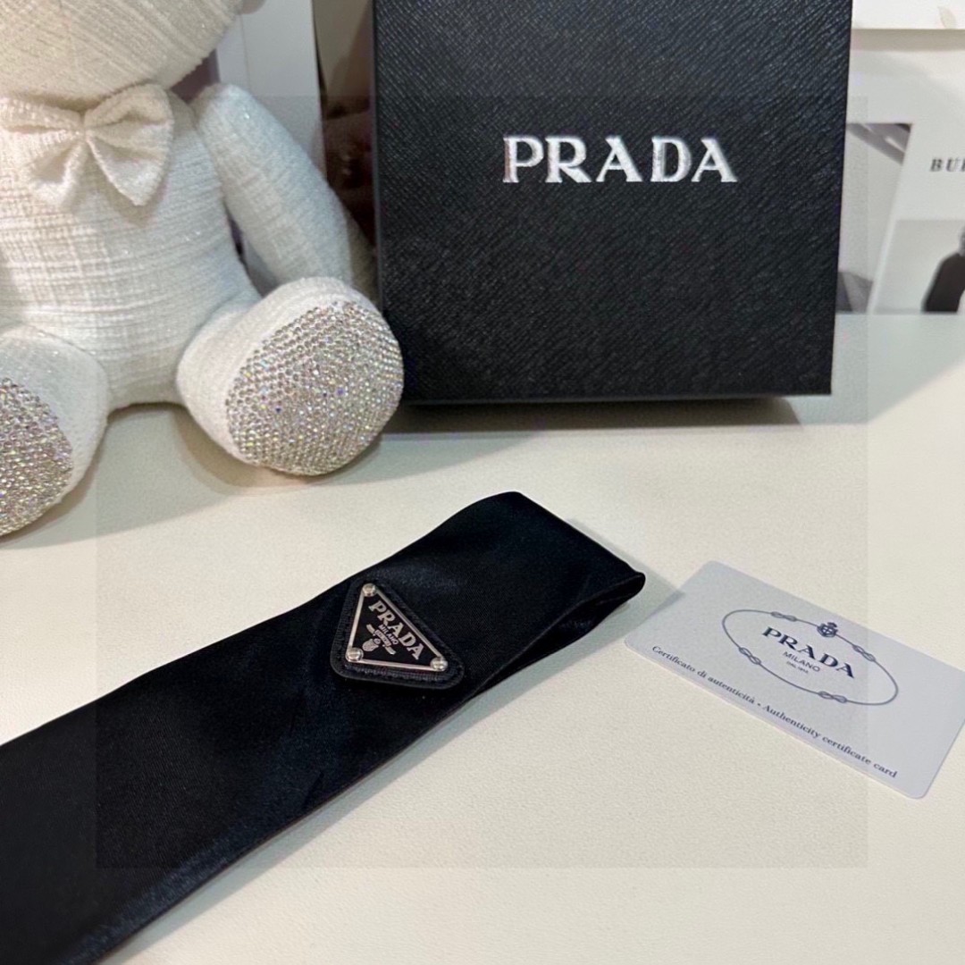  配包装
PRADA（普拉达）爆款百搭P家领带 
时髦精  人手必备的一条搭配神器