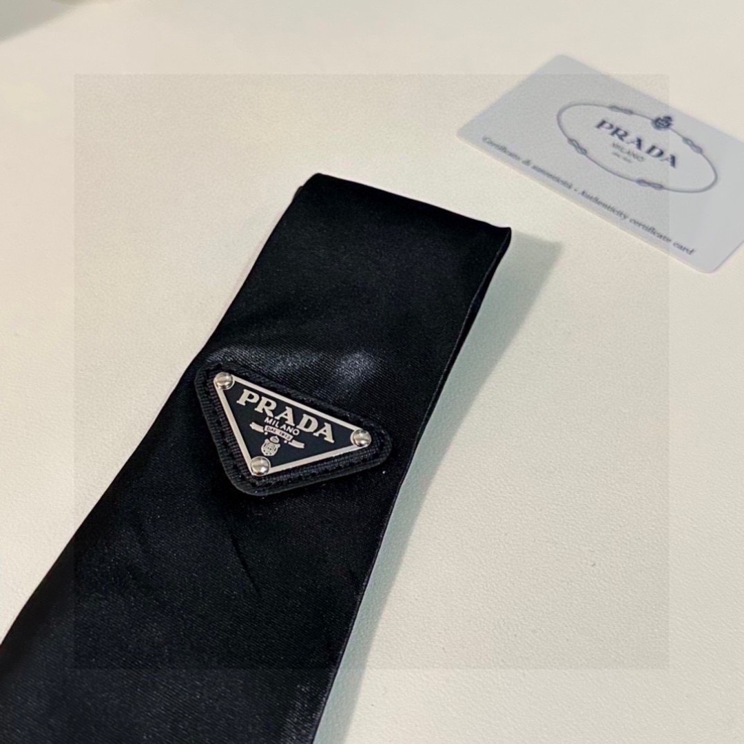  配包装
PRADA（普拉达）爆款百搭P家领带 
时髦精  人手必备的一条搭配神器