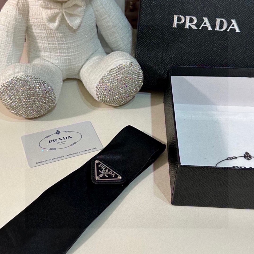  配包装
PRADA（普拉达）爆款百搭P家领带 
时髦精  人手必备的一条搭配神器