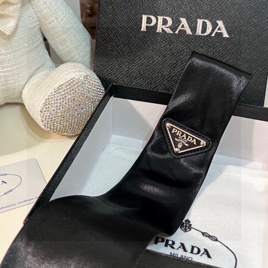  配包装
PRADA（普拉达）爆款百搭P家领带 
时髦精  人手必备的一条搭配神器