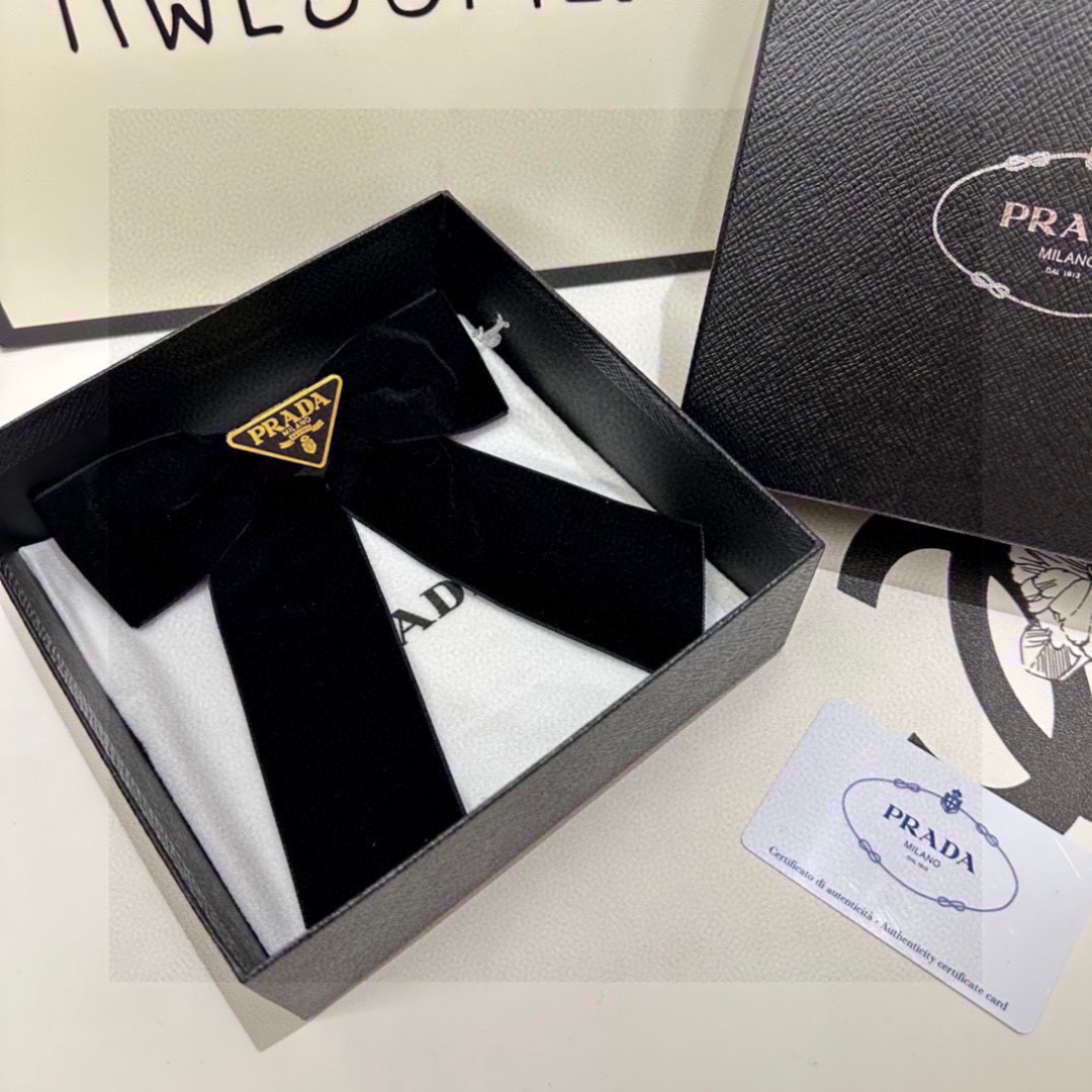  配专柜包装
PRADA（普拉达）官网同款最新蝴蝶结五金丝绒发夹#
信我！人手必备的单品 这件必须买
洋