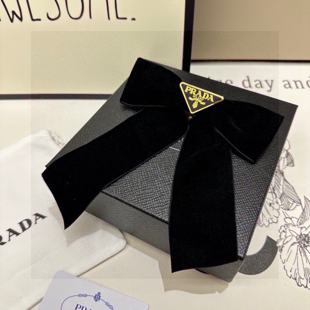  配专柜包装
PRADA（普拉达）官网同款最新蝴蝶结五金丝绒发夹#
信我！人手必备的单品 这件必须买
洋