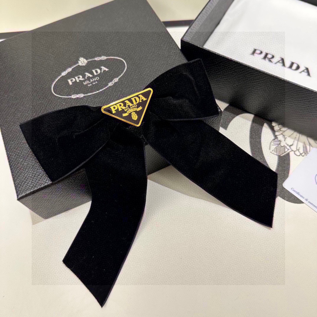  配专柜包装
PRADA（普拉达）官网同款最新蝴蝶结五金丝绒发夹#
信我！人手必备的单品 这件必须买
洋