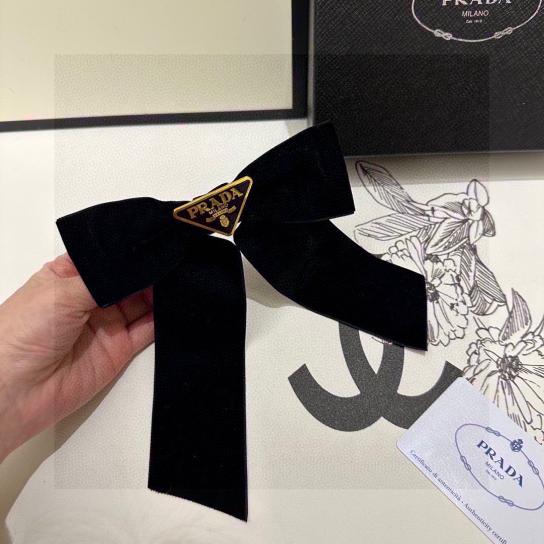 配专柜包装
PRADA（普拉达）官网同款最新蝴蝶结五金丝绒发夹#
信我！人手必备的单品 这件必须买
洋