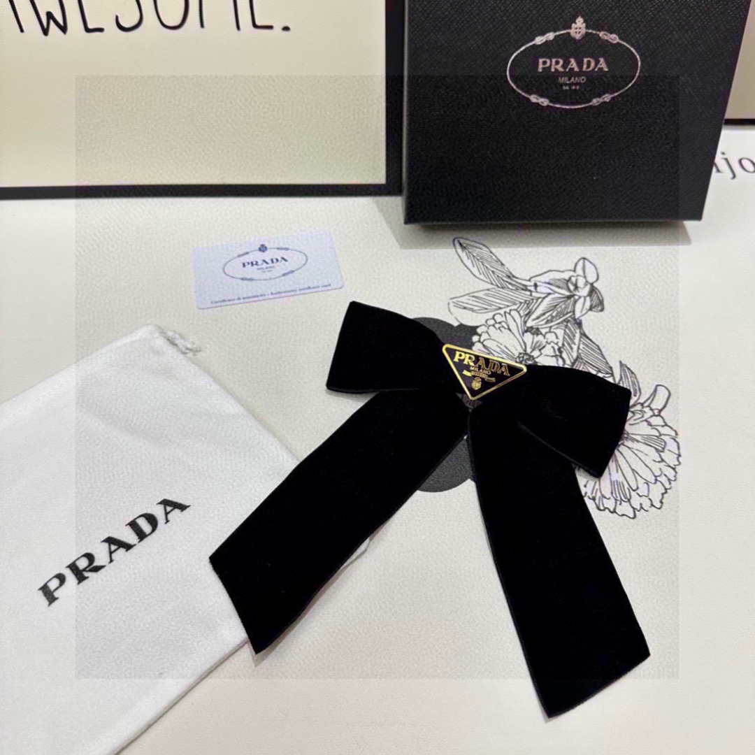 配专柜包装
PRADA（普拉达）官网同款最新蝴蝶结五金丝绒发夹#
信我！人手必备的单品 这件必须买
洋