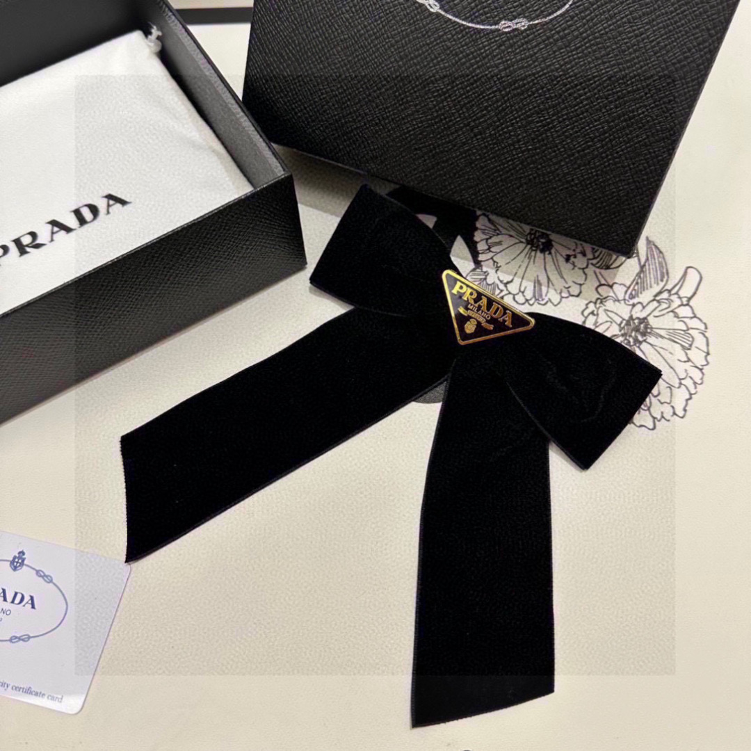  配专柜包装
PRADA（普拉达）官网同款最新蝴蝶结五金丝绒发夹#
信我！人手必备的单品 这件必须买
洋