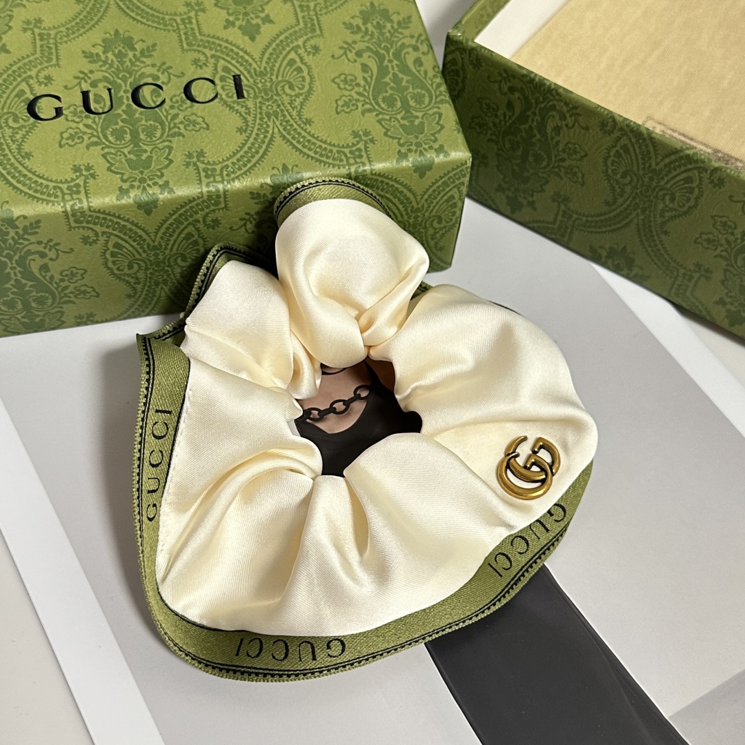 配包装
Gucci（古驰）经典发圈 带头上或者手上都非常好看  时尚百搭人手必备单品☑️