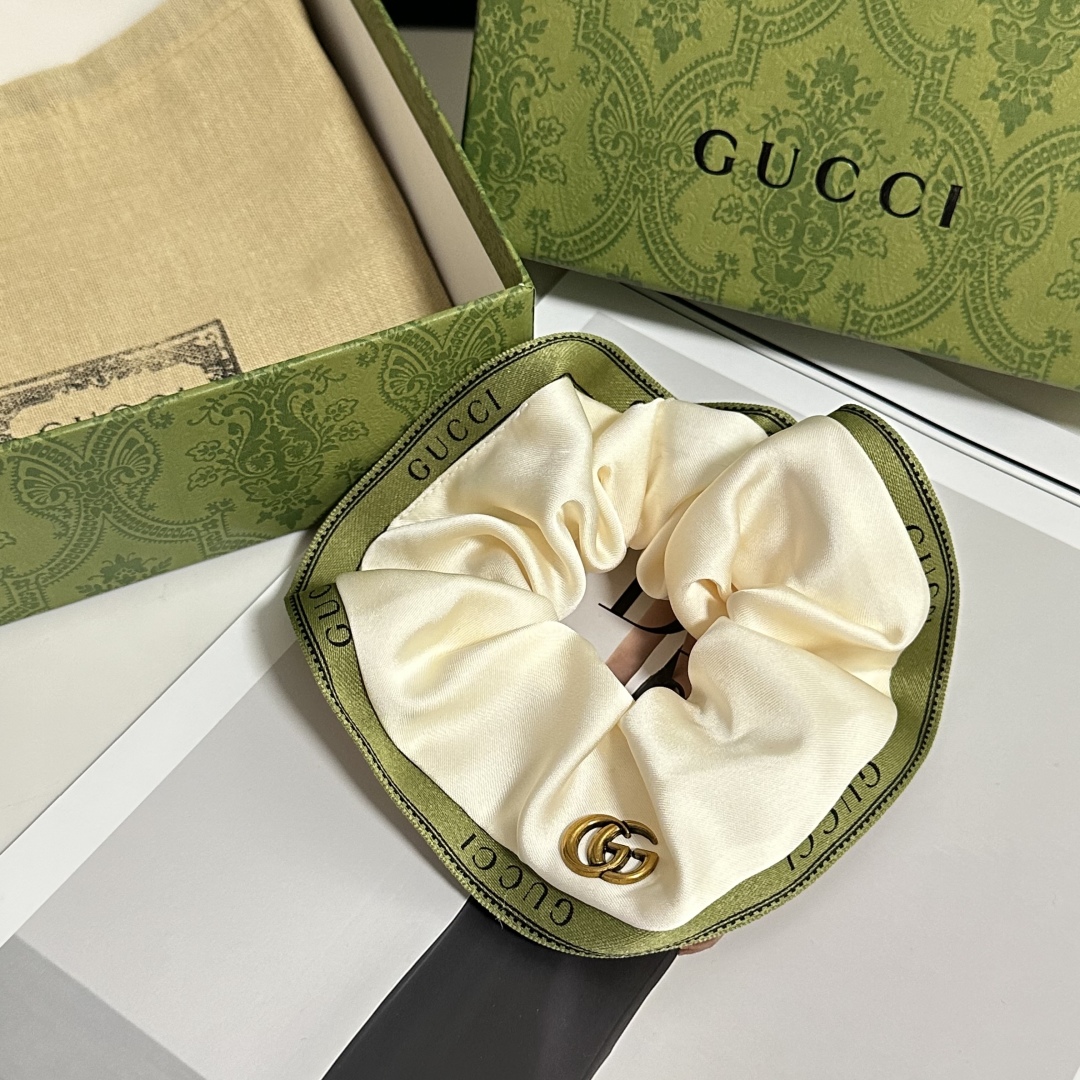  配包装
Gucci（古驰）经典发圈 带头上或者手上都非常好看  时尚百搭人手必备单品☑️