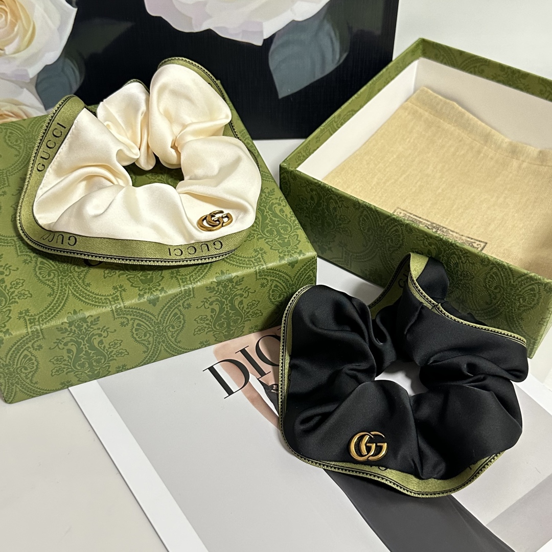  配包装
Gucci（古驰）经典发圈 带头上或者手上都非常好看  时尚百搭人手必备单品☑️