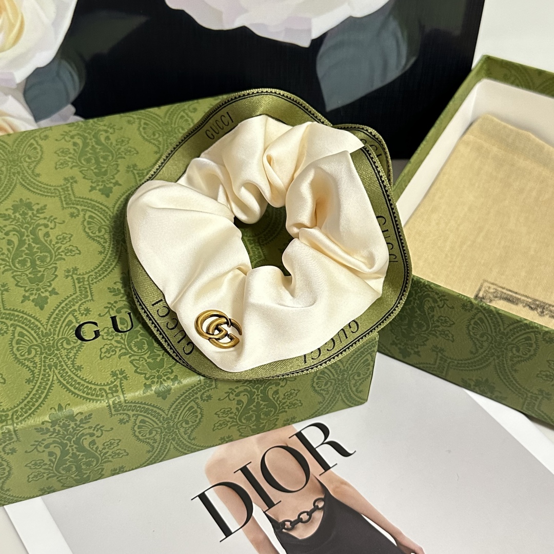 配包装
Gucci（古驰）经典发圈 带头上或者手上都非常好看  时尚百搭人手必备单品☑️