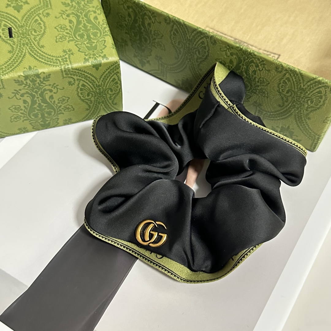  配包装
Gucci（古驰）经典发圈 带头上或者手上都非常好看  时尚百搭人手必备单品☑️