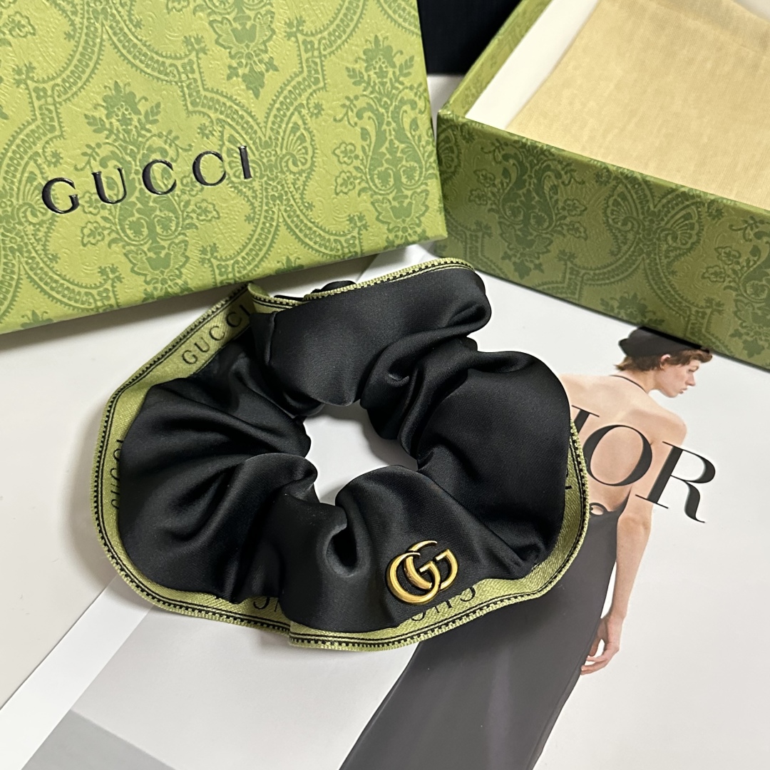  配包装
Gucci（古驰）经典发圈 带头上或者手上都非常好看  时尚百搭人手必备单品☑️