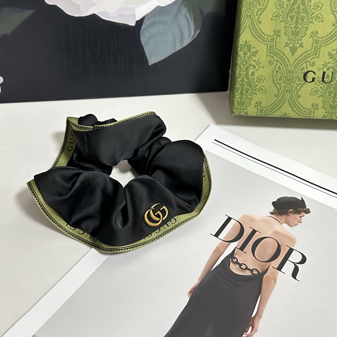  配包装
Gucci（古驰）经典发圈 带头上或者手上都非常好看  时尚百搭人手必备单品☑️