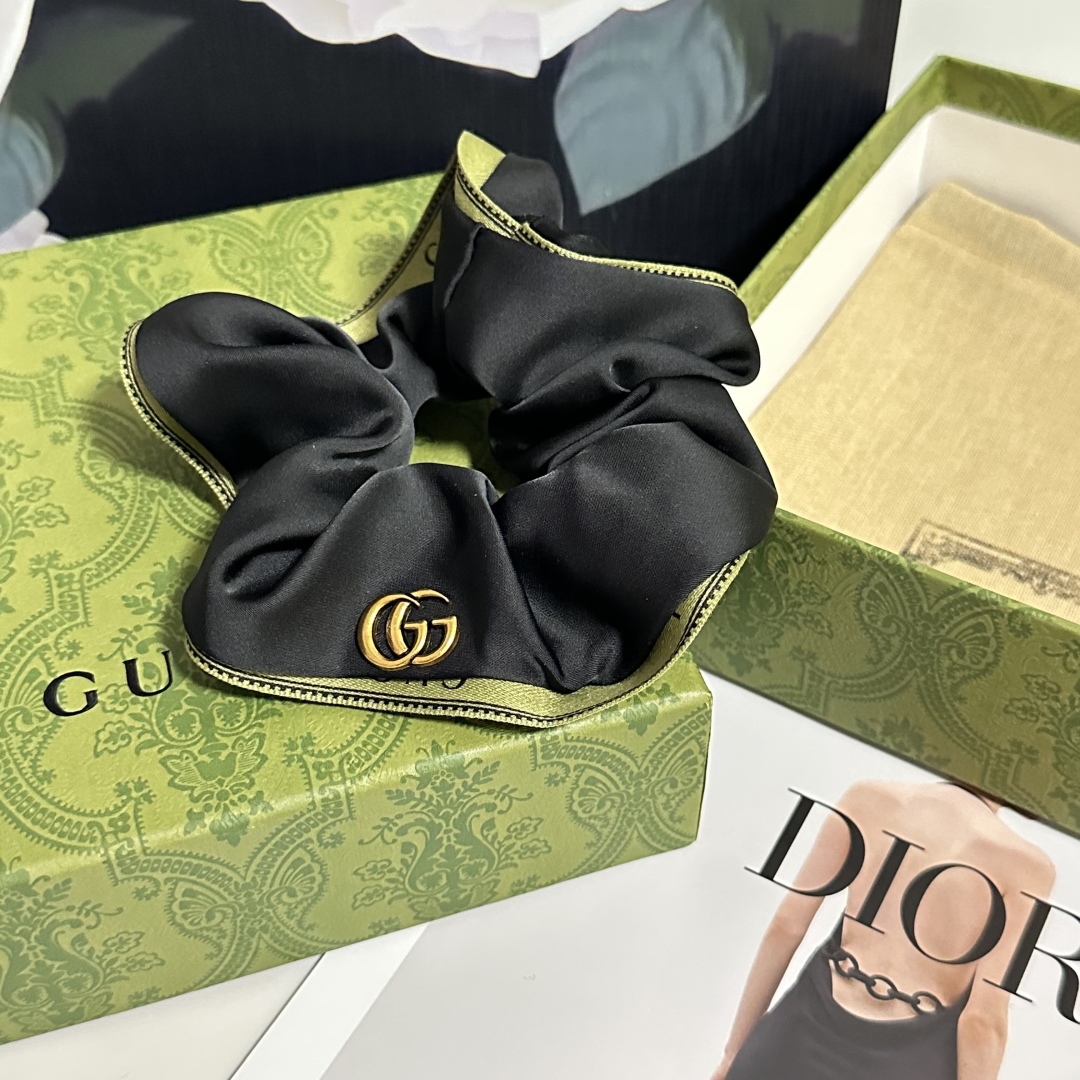  配包装
Gucci（古驰）经典发圈 带头上或者手上都非常好看  时尚百搭人手必备单品☑️