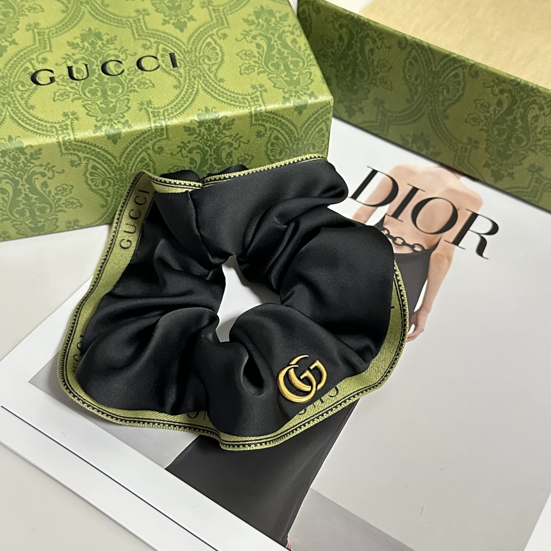  配包装
Gucci（古驰）经典发圈 带头上或者手上都非常好看  时尚百搭人手必备单品☑️