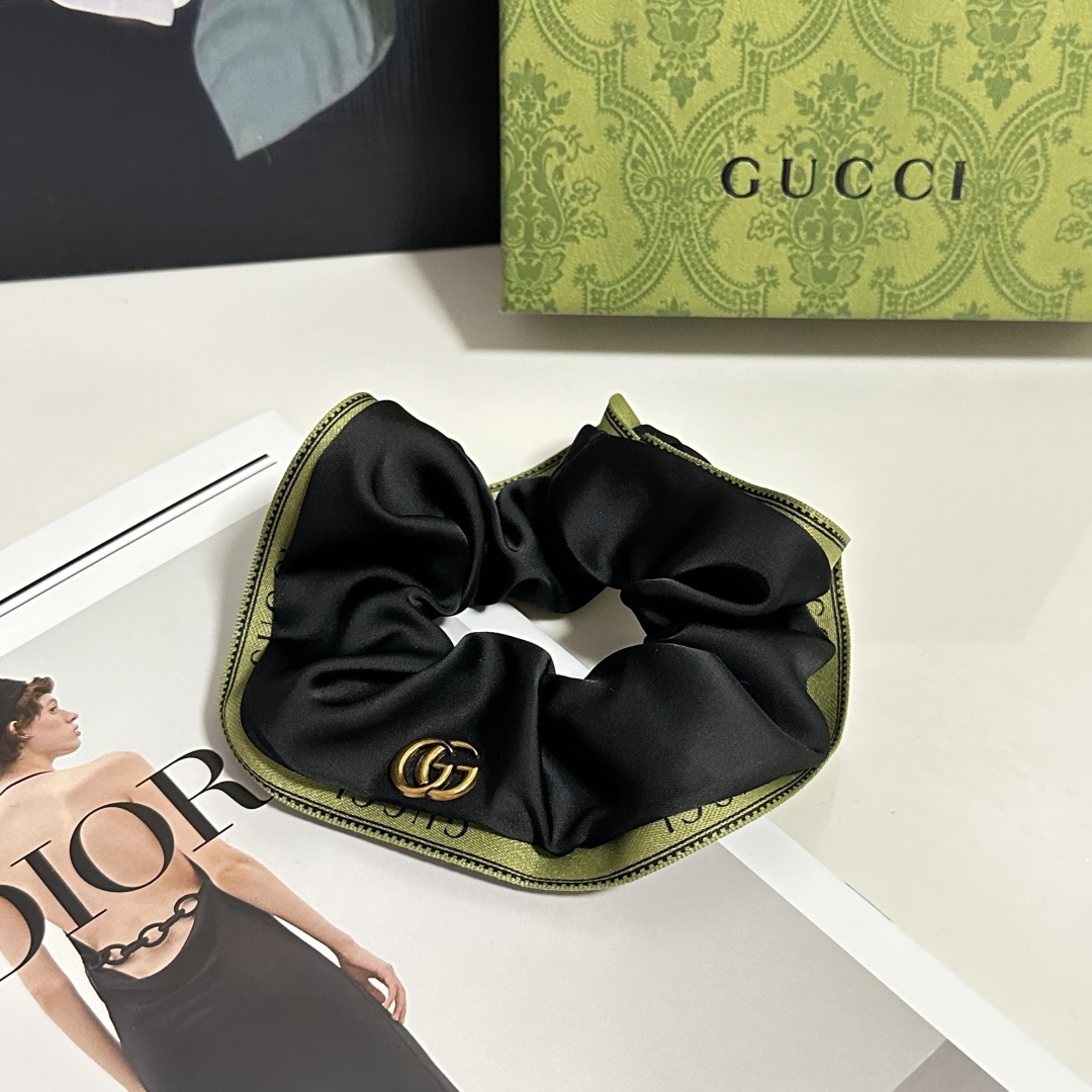  配包装
Gucci（古驰）经典发圈 带头上或者手上都非常好看  时尚百搭人手必备单品☑️