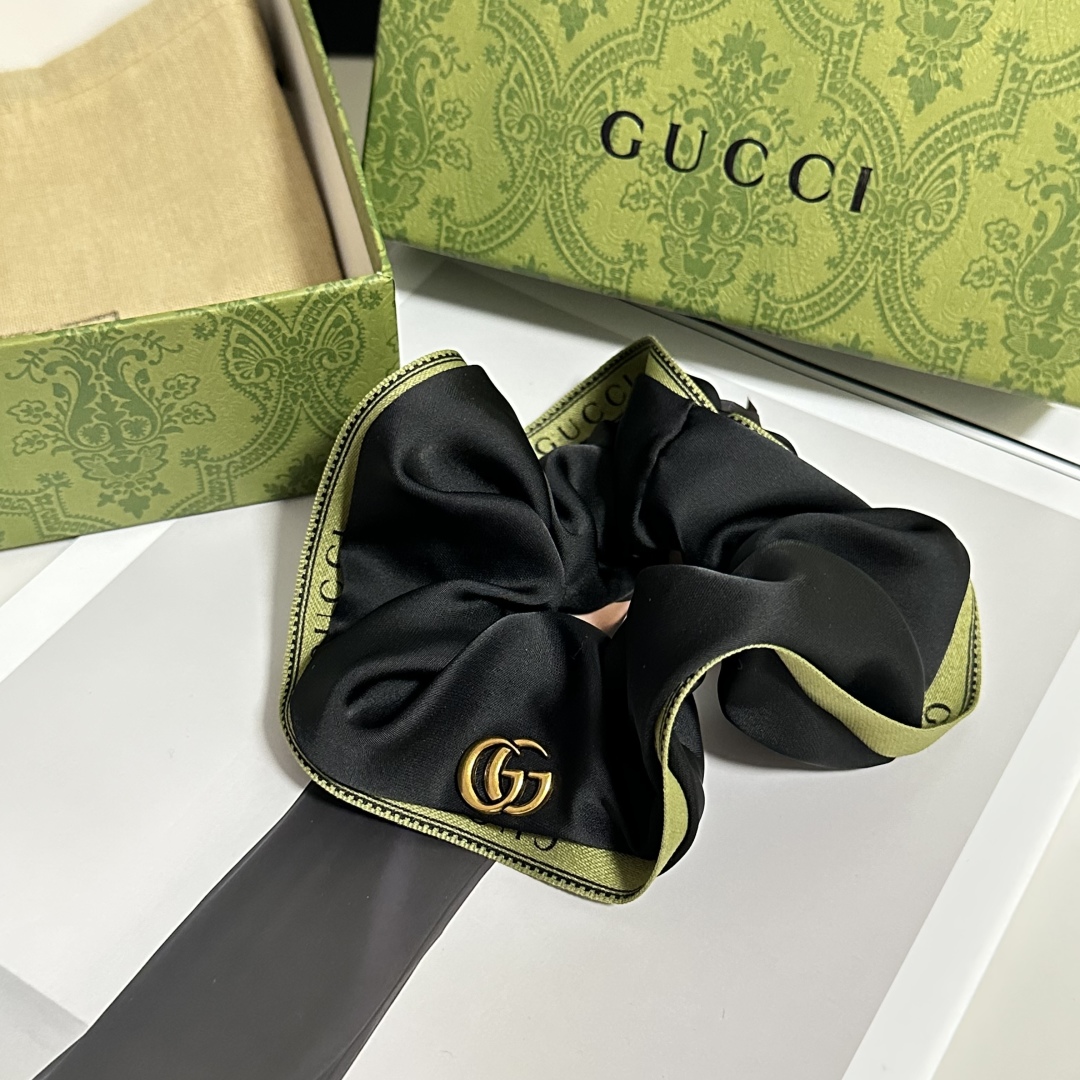  配包装
Gucci（古驰）经典发圈 带头上或者手上都非常好看  时尚百搭人手必备单品☑️