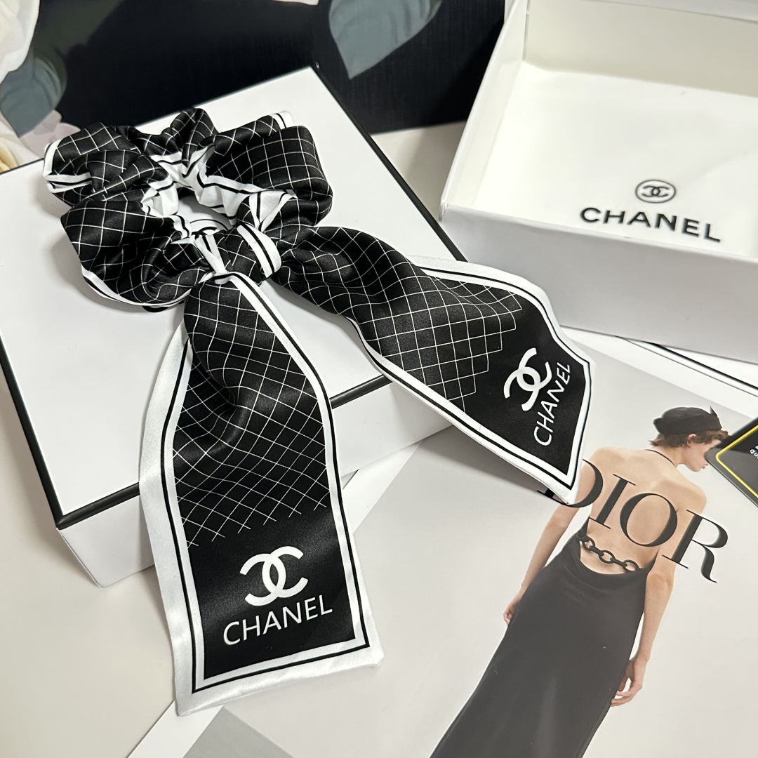  配专柜包装
Chanel（香奈儿）最新官网同款发圈
小仙女快入手
特殊材质 不嘞头
可盐可甜～