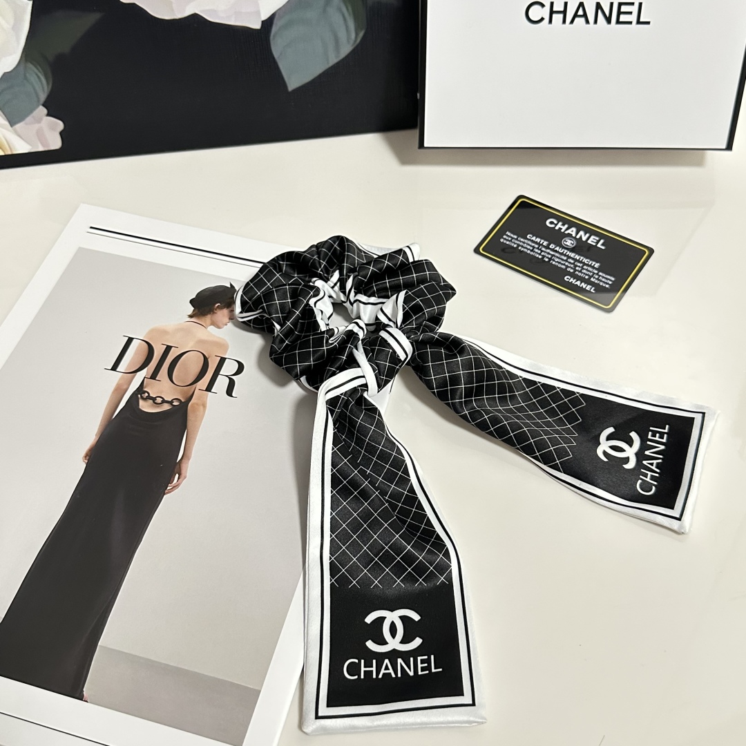  配专柜包装
Chanel（香奈儿）最新官网同款发圈
小仙女快入手
特殊材质 不嘞头
可盐可甜～