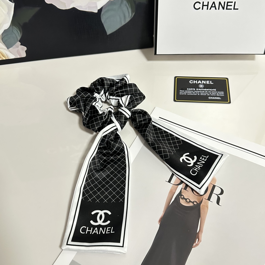  配专柜包装
Chanel（香奈儿）最新官网同款发圈
小仙女快入手
特殊材质 不嘞头
可盐可甜～