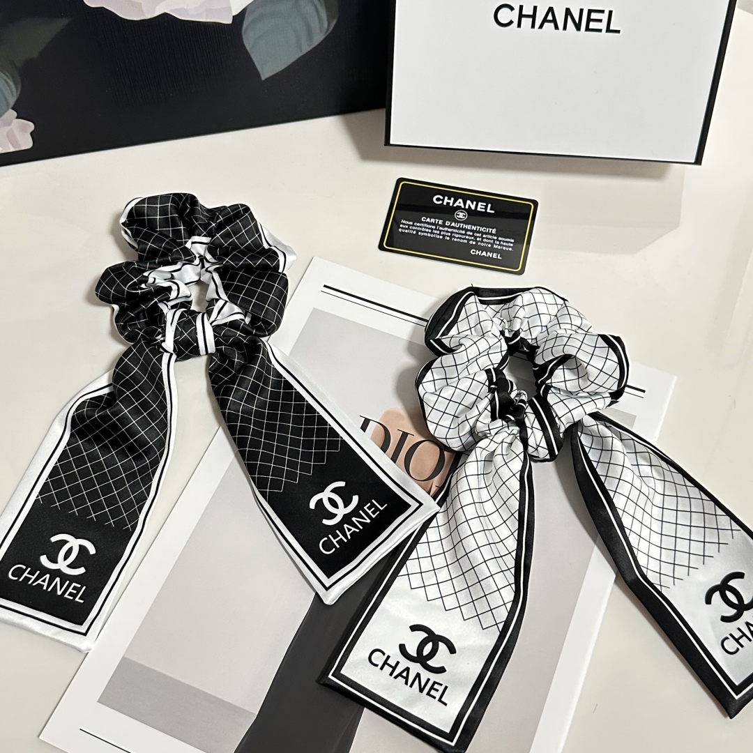  配专柜包装
Chanel（香奈儿）最新官网同款发圈
小仙女快入手
特殊材质 不嘞头
可盐可甜～