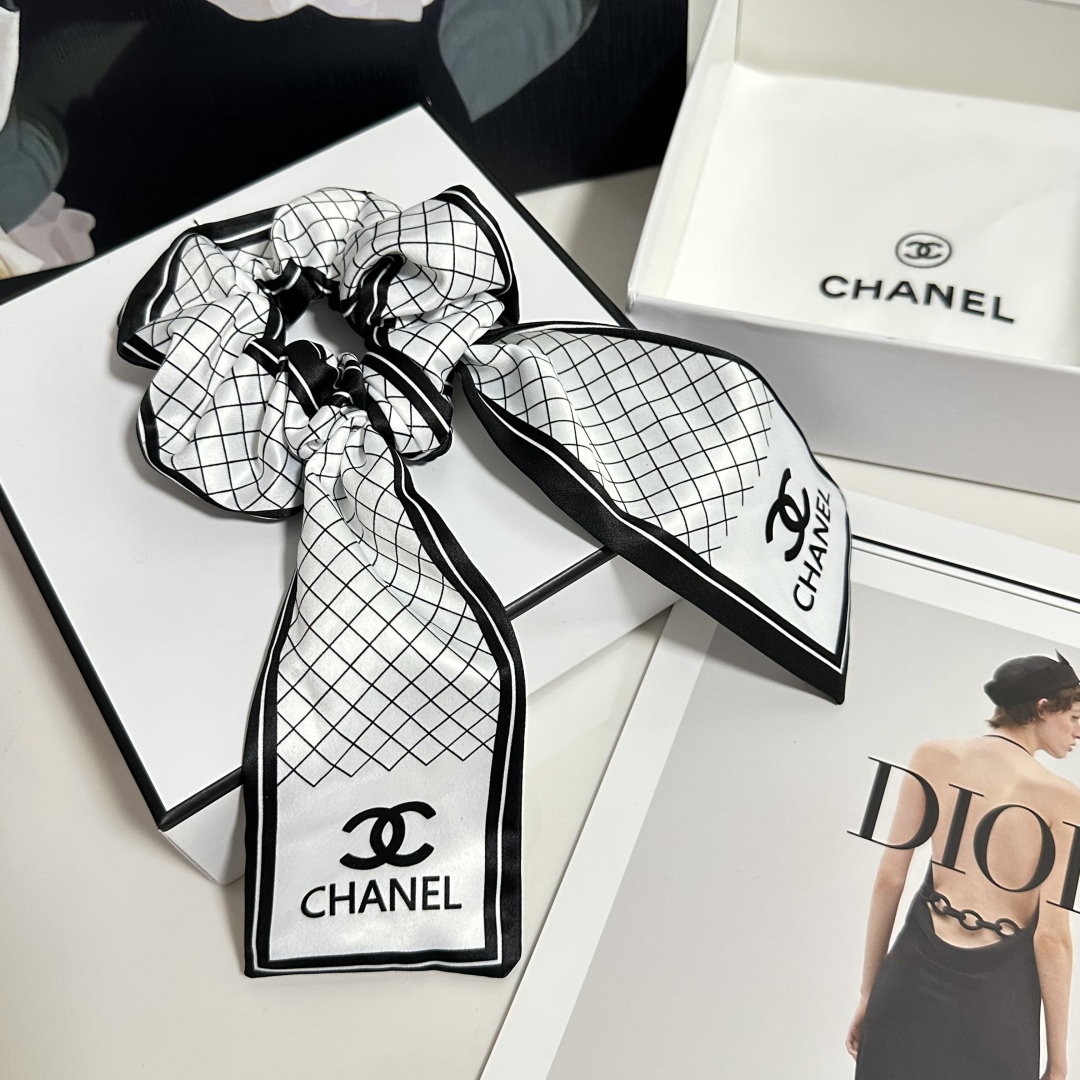  配专柜包装
Chanel（香奈儿）最新官网同款发圈
小仙女快入手
特殊材质 不嘞头
可盐可甜～