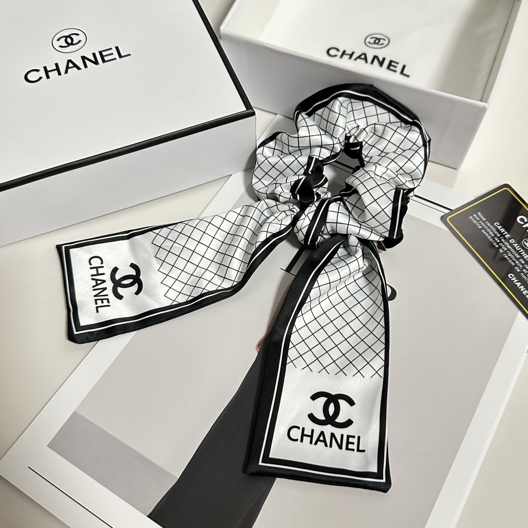  配专柜包装
Chanel（香奈儿）最新官网同款发圈
小仙女快入手
特殊材质 不嘞头
可盐可甜～