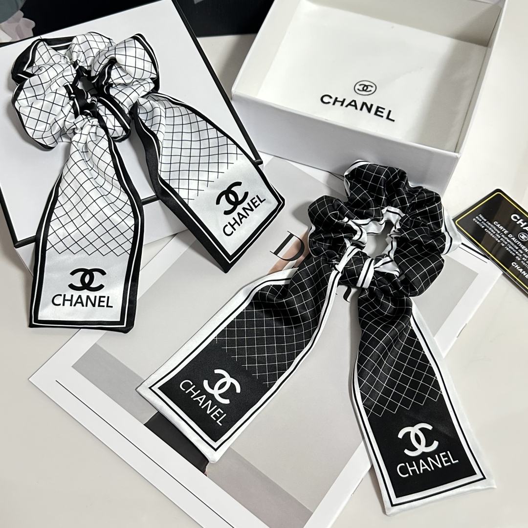  配专柜包装
Chanel（香奈儿）最新官网同款发圈
小仙女快入手
特殊材质 不嘞头
可盐可甜～
