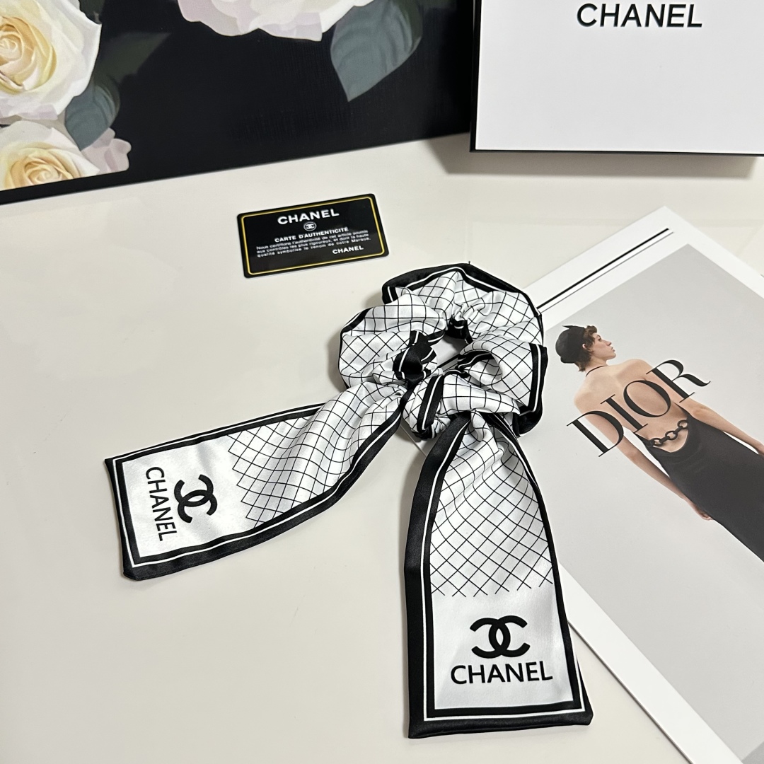  配专柜包装
Chanel（香奈儿）最新官网同款发圈
小仙女快入手
特殊材质 不嘞头
可盐可甜～
