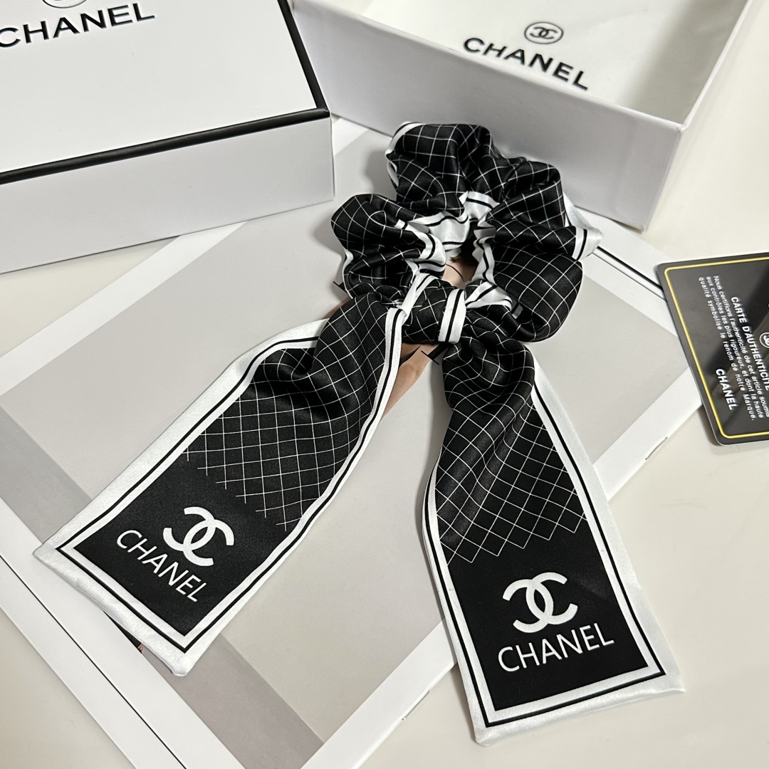  配专柜包装
Chanel（香奈儿）最新官网同款发圈
小仙女快入手
特殊材质 不嘞头
可盐可甜～