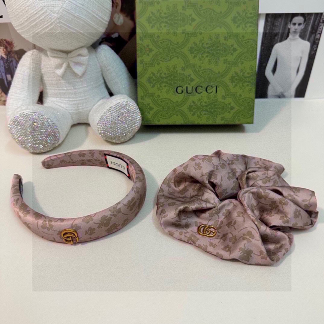  （两件套）配专柜包装 
Gucci（古驰）最新爆款来啦✨💫碎花两件套发箍➕发圈
优雅的girl值得入手