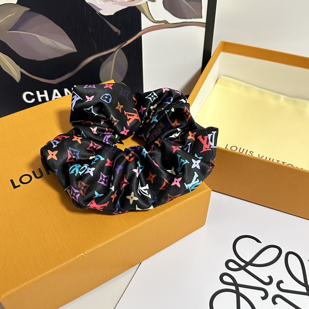  配包装
LV（路易威登）经典真丝发圈 带头上或者手上都非常好看  时尚百搭人手必备单品☑️