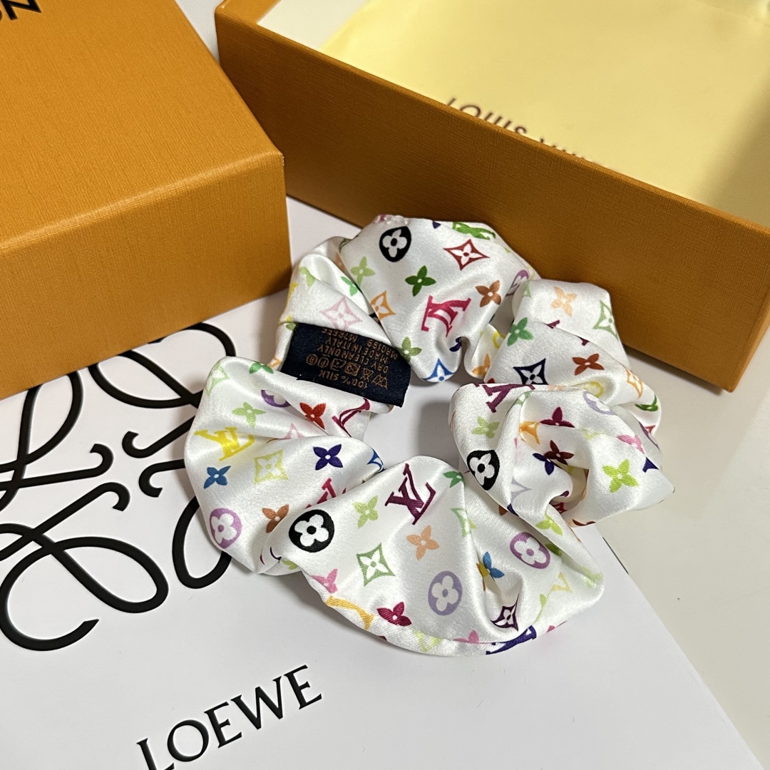  配包装
LV（路易威登）经典真丝发圈 带头上或者手上都非常好看  时尚百搭人手必备单品☑️
