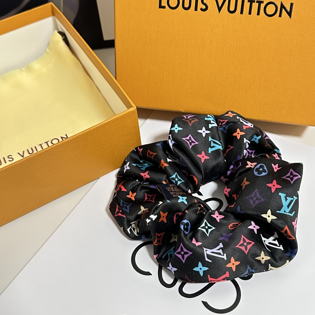  配包装
LV（路易威登）经典真丝发圈 带头上或者手上都非常好看  时尚百搭人手必备单品☑️