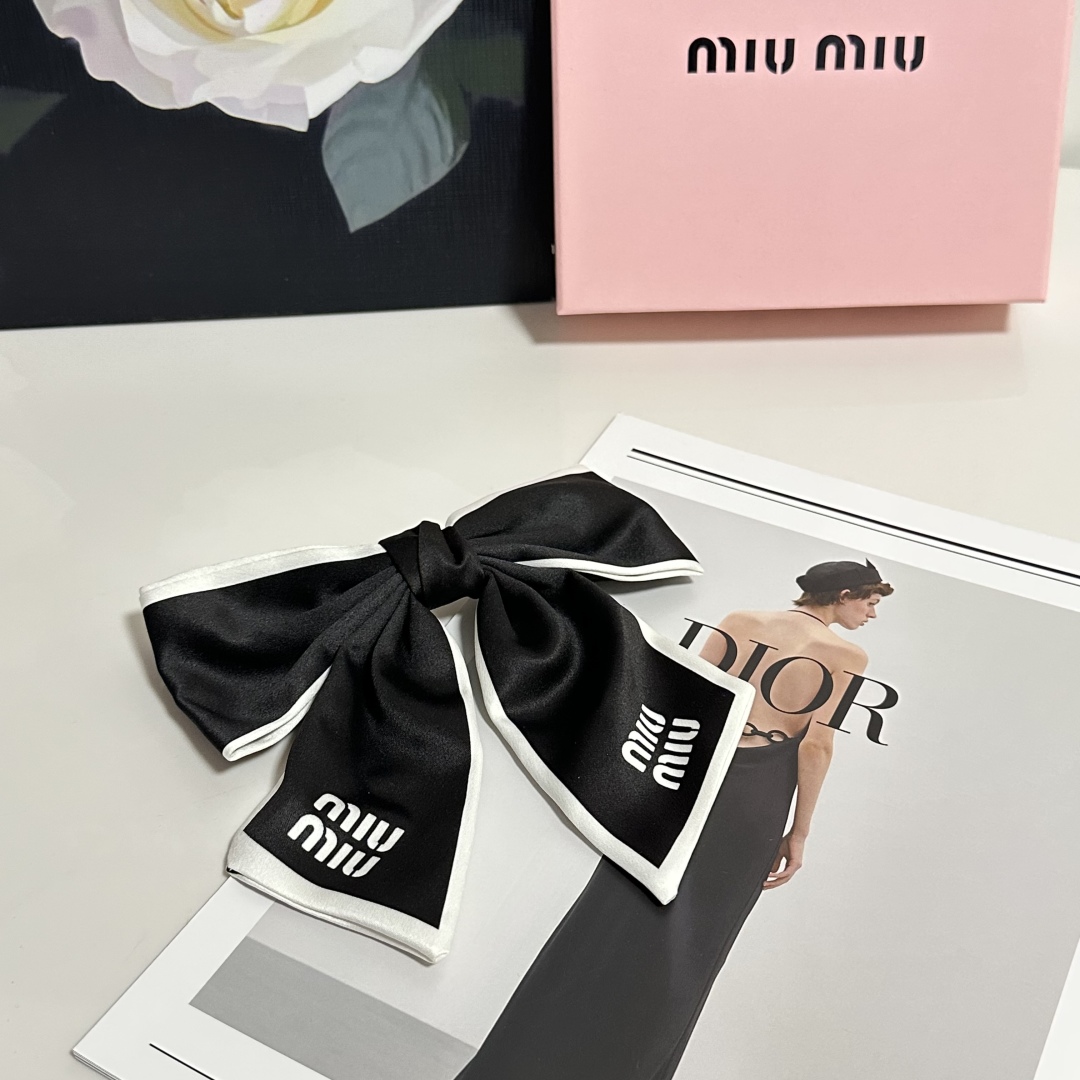  配专柜包装
MiuMiu（缪缪）最新蝴蝶结中古发夹#
信我！人手必备的单品 这件必须买
洋气神仙颜值💕
