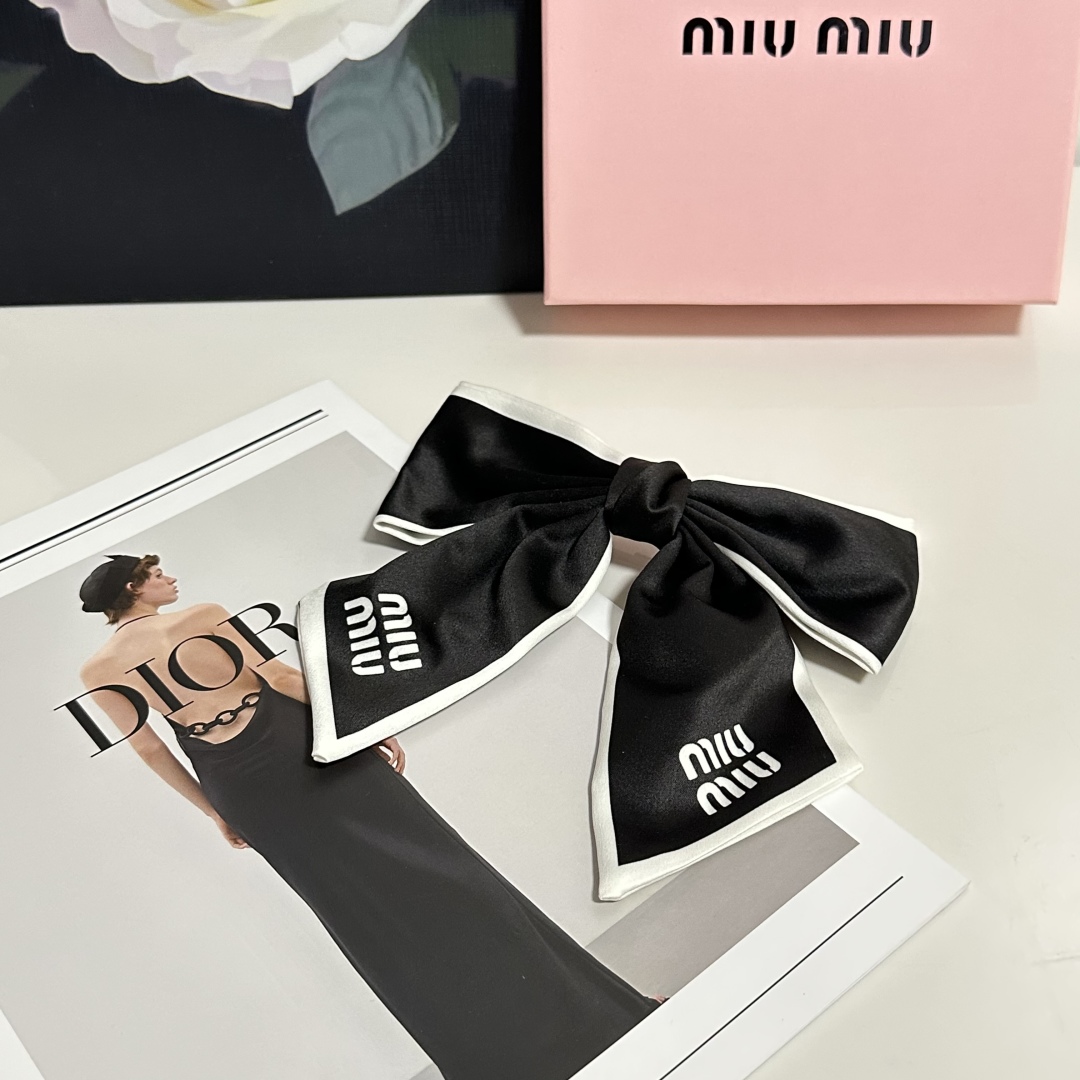  配专柜包装
MiuMiu（缪缪）最新蝴蝶结中古发夹#
信我！人手必备的单品 这件必须买
洋气神仙颜值💕