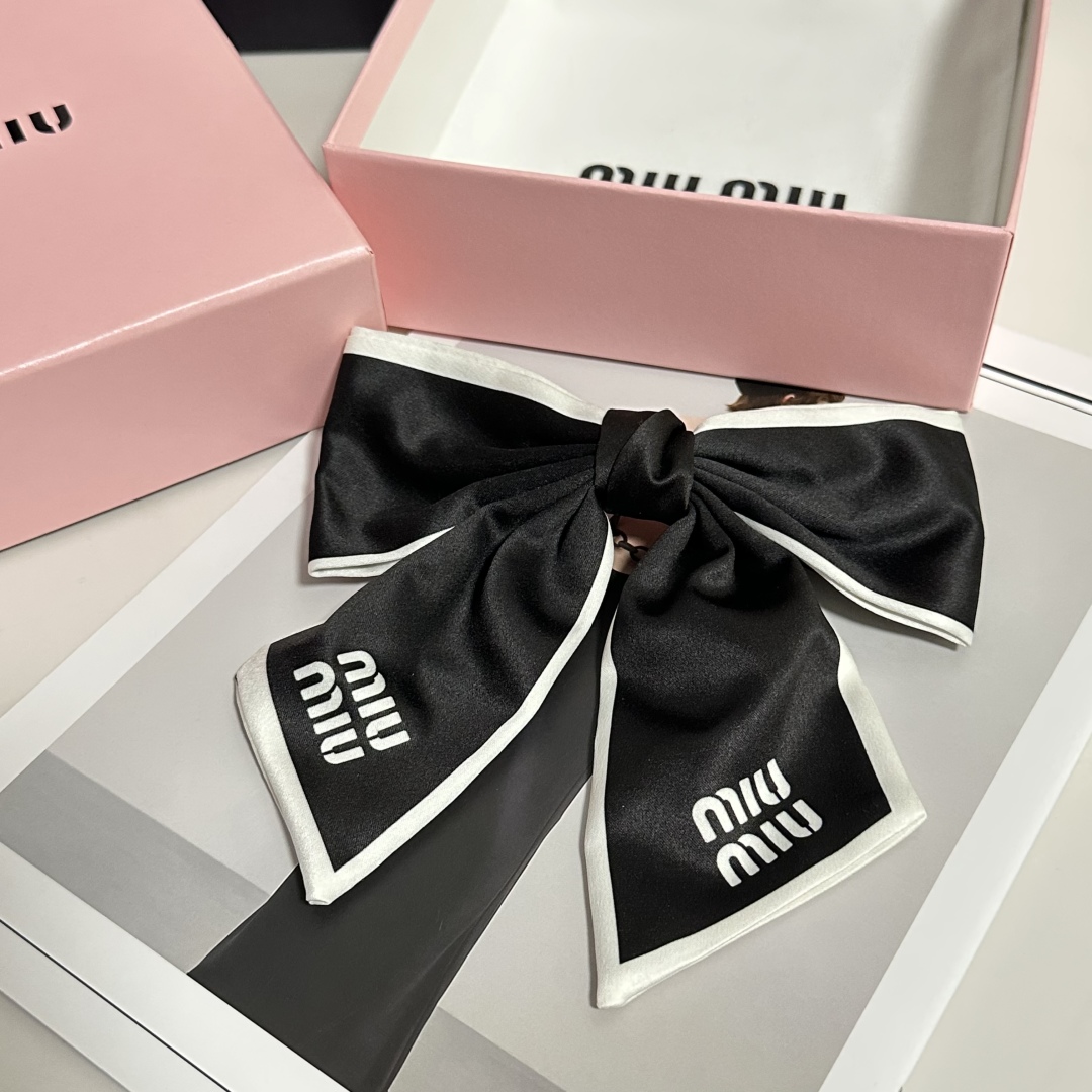  配专柜包装
MiuMiu（缪缪）最新蝴蝶结中古发夹#
信我！人手必备的单品 这件必须买
洋气神仙颜值💕