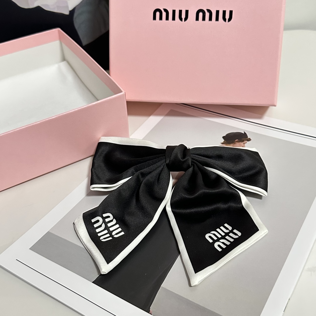 配专柜包装
MiuMiu（缪缪）最新蝴蝶结中古发夹#
信我！人手必备的单品 这件必须买
洋气神仙颜值💕