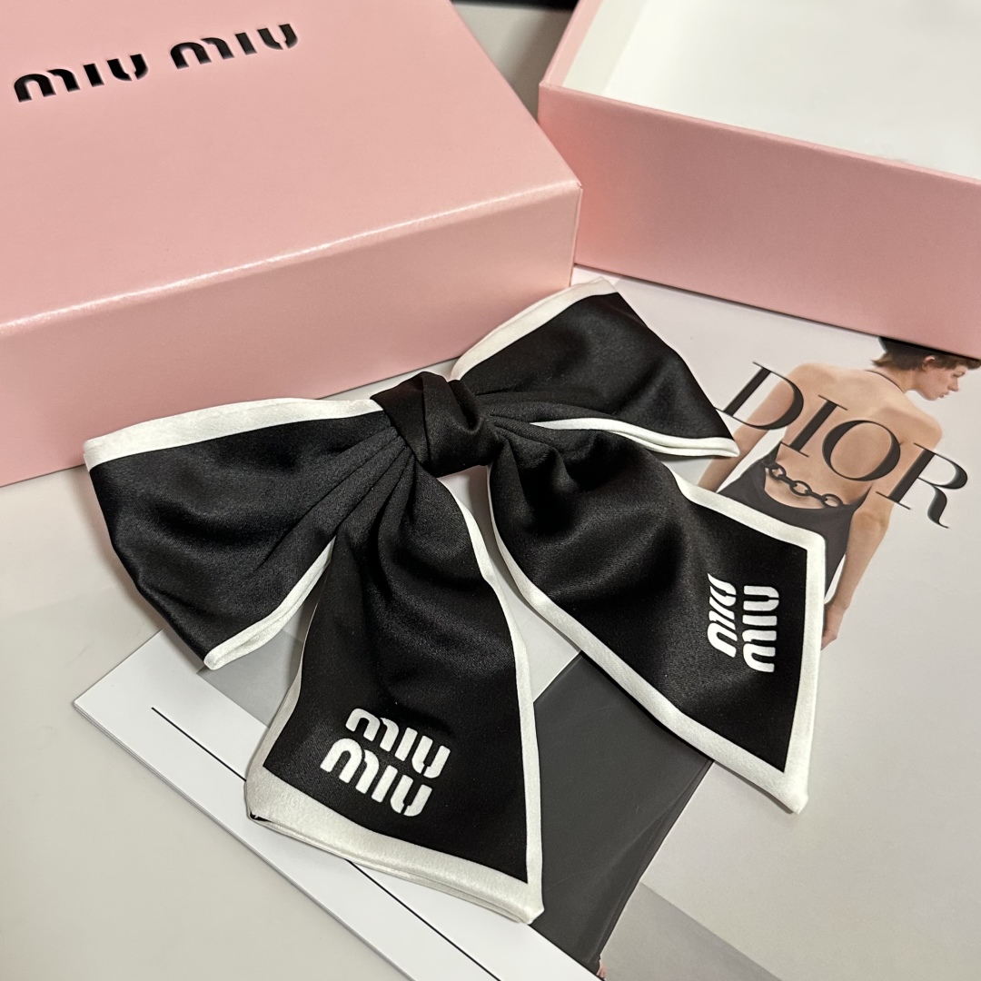  配专柜包装
MiuMiu（缪缪）最新蝴蝶结中古发夹#
信我！人手必备的单品 这件必须买
洋气神仙颜值💕