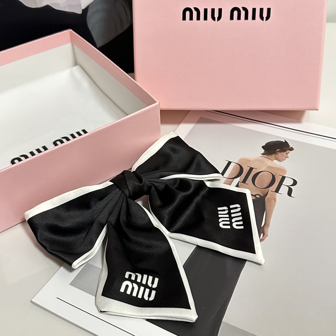  配专柜包装
MiuMiu（缪缪）最新蝴蝶结中古发夹#
信我！人手必备的单品 这件必须买
洋气神仙颜值💕
