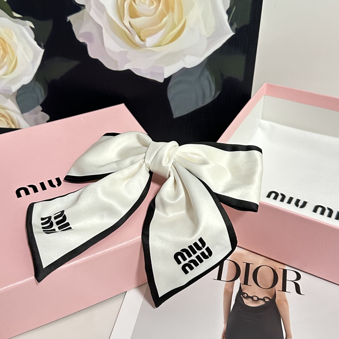  配专柜包装
MiuMiu（缪缪）最新蝴蝶结中古发夹#
信我！人手必备的单品 这件必须买
洋气神仙颜值💕