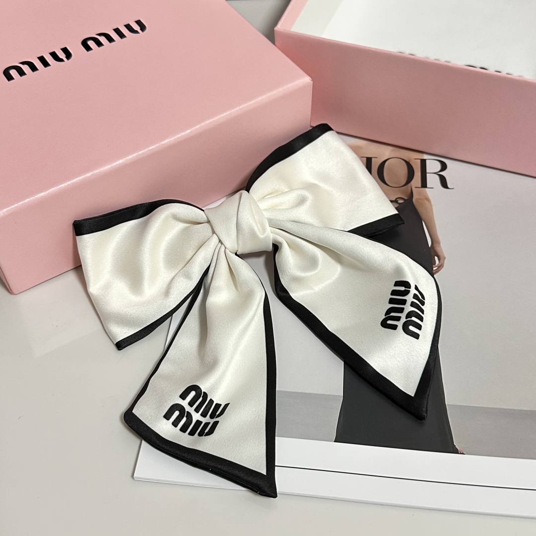  配专柜包装
MiuMiu（缪缪）最新蝴蝶结中古发夹#
信我！人手必备的单品 这件必须买
洋气神仙颜值💕