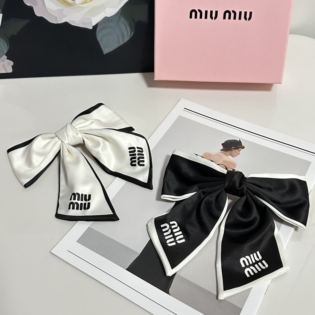  配专柜包装
MiuMiu（缪缪）最新蝴蝶结中古发夹#
信我！人手必备的单品 这件必须买
洋气神仙颜值💕