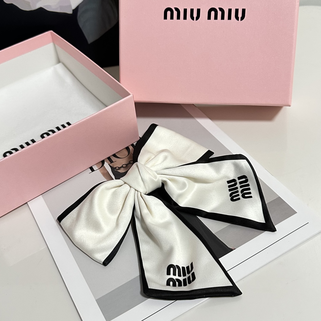  配专柜包装
MiuMiu（缪缪）最新蝴蝶结中古发夹#
信我！人手必备的单品 这件必须买
洋气神仙颜值💕