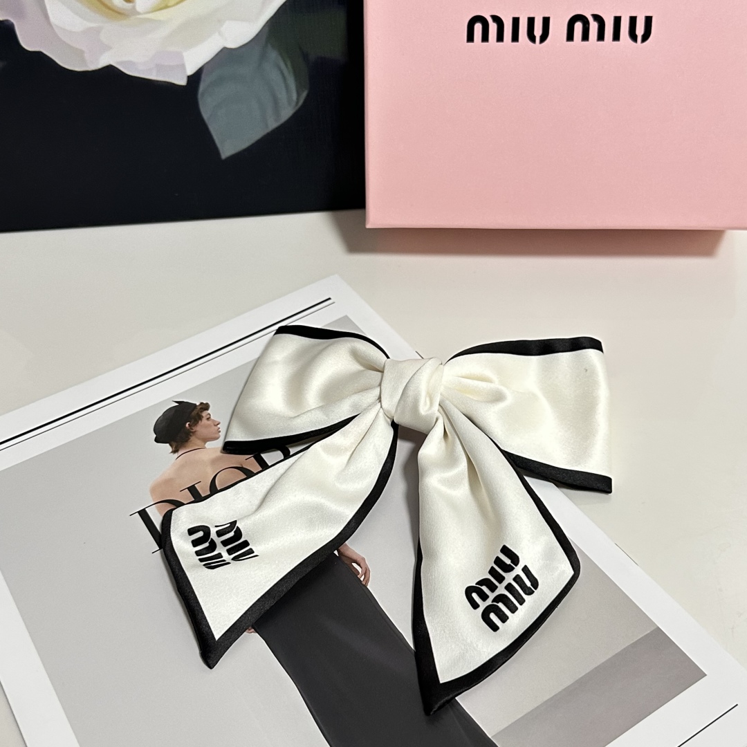  配专柜包装
MiuMiu（缪缪）最新蝴蝶结中古发夹#
信我！人手必备的单品 这件必须买
洋气神仙颜值💕